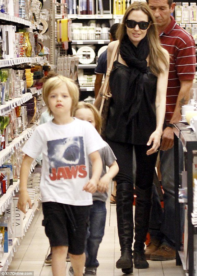 Джоли гуляет с детьми во Франции. Фото