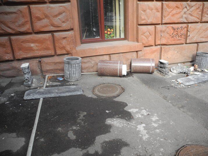 Бетонні лавки біля кафе сестри Тимошенко вирвали з "м'ясом"