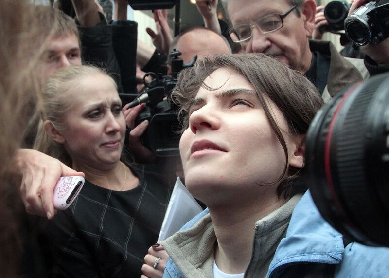 Одну из участниц Pussy Riot освободили в зале суда