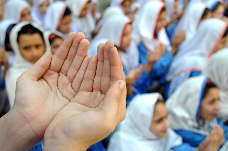Пакистан молится за школьницу, которую расстреляли за правду о талибах
