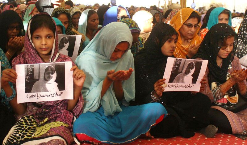 Пакистан молится за школьницу, которую расстреляли за правду о талибах