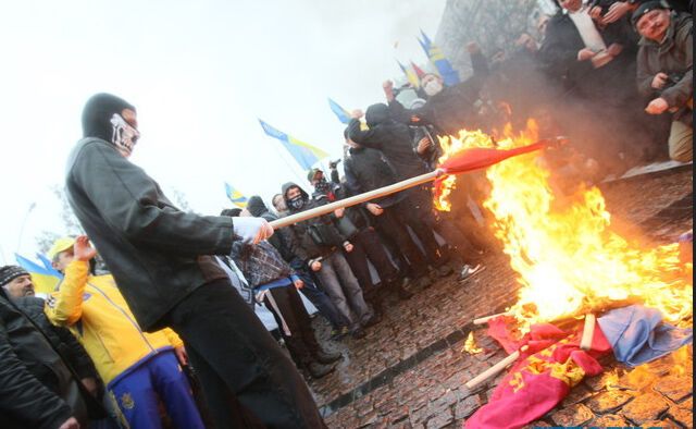 Марш УПА в Києві закінчився підпалами