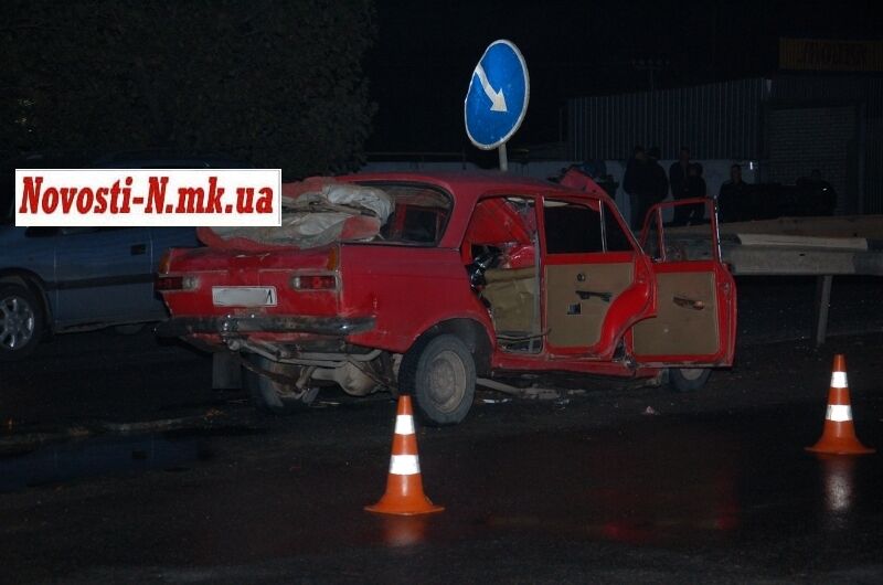 Пьяный водитель нанизал свой "ИЖ" на отбойник. Фото