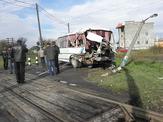 На Волині зіткнулися потяг і автобус: 4 людини в лікарні