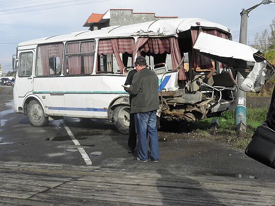 На Волыни столкнулись поезд и автобус: 4 человека в больнице