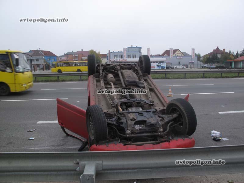 ДТП в Киеве: пьяная молодежь опрокинула машину. Фото