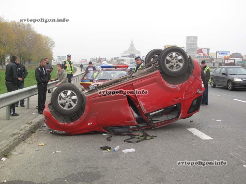 ДТП в Киеве: пьяная молодежь опрокинула машину. Фото