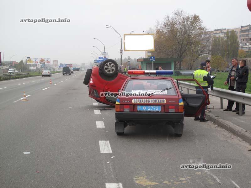 ДТП в Киеве: пьяная молодежь опрокинула машину. Фото