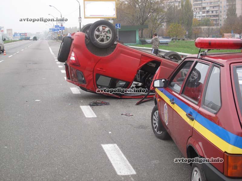 ДТП в Киеве: пьяная молодежь опрокинула машину. Фото