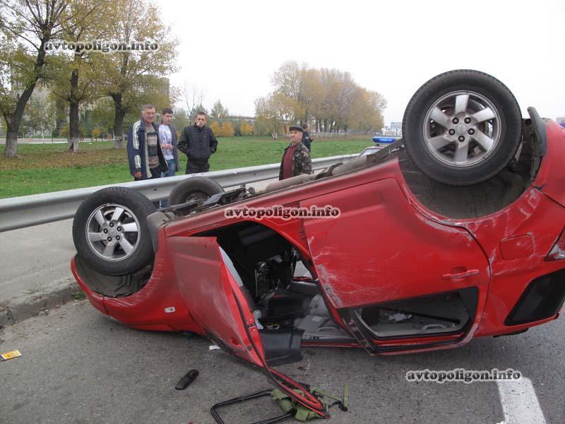 ДТП в Киеве: пьяная молодежь опрокинула машину. Фото