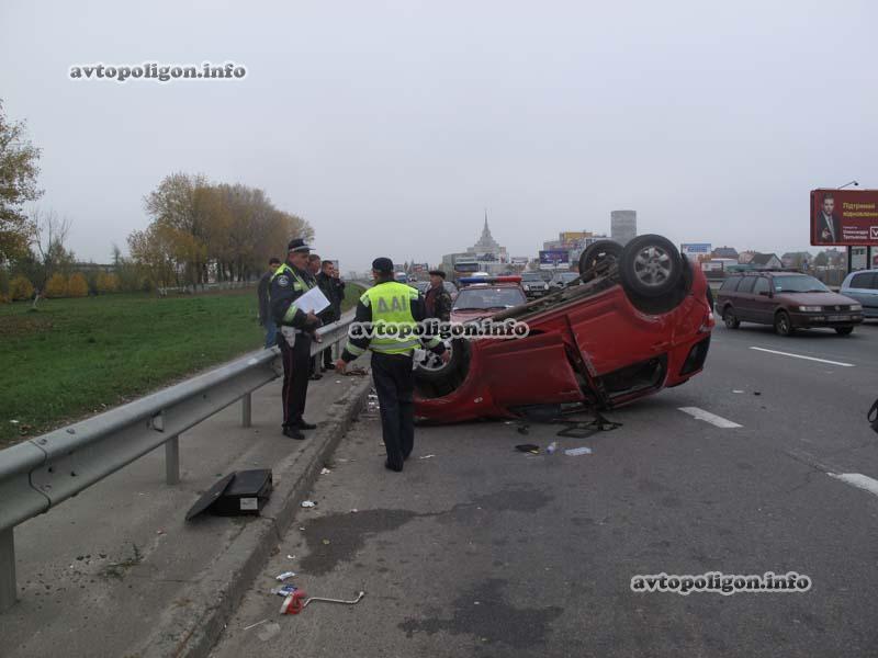 ДТП в Киеве: пьяная молодежь опрокинула машину. Фото