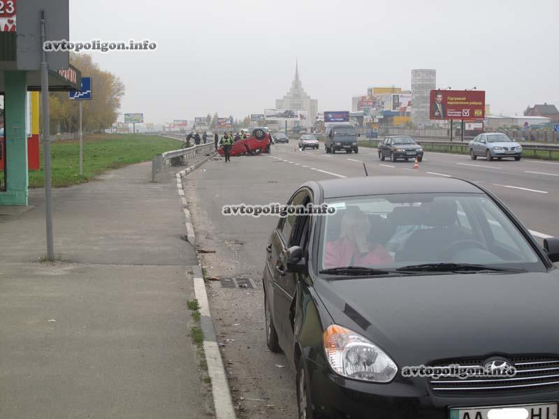 ДТП в Киеве: пьяная молодежь опрокинула машину. Фото