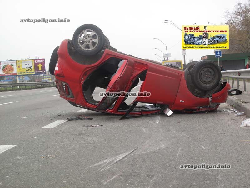 ДТП в Киеве: пьяная молодежь опрокинула машину. Фото