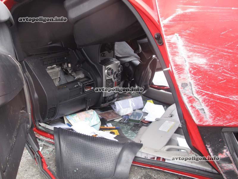 ДТП в Киеве: пьяная молодежь опрокинула машину. Фото