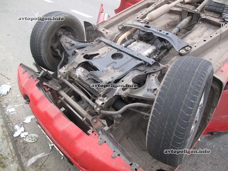 ДТП в Киеве: пьяная молодежь опрокинула машину. Фото