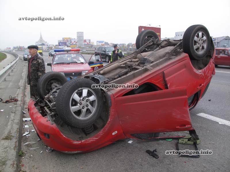 ДТП в Киеве: пьяная молодежь опрокинула машину. Фото