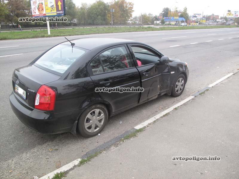 ДТП в Киеве: пьяная молодежь опрокинула машину. Фото