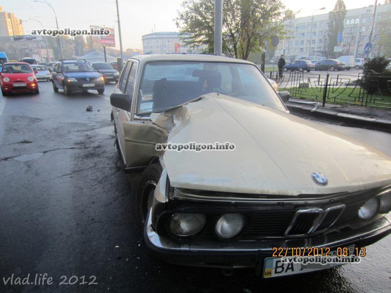 В Киеве BMW с объявлением о продаже разбился об столб