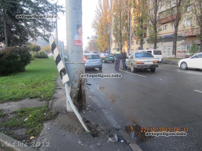 В Киеве BMW с объявлением о продаже разбился об столб