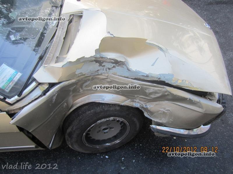 В Киеве BMW с объявлением о продаже разбился об столб