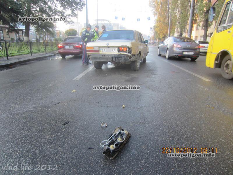 В Киеве BMW с объявлением о продаже разбился об столб