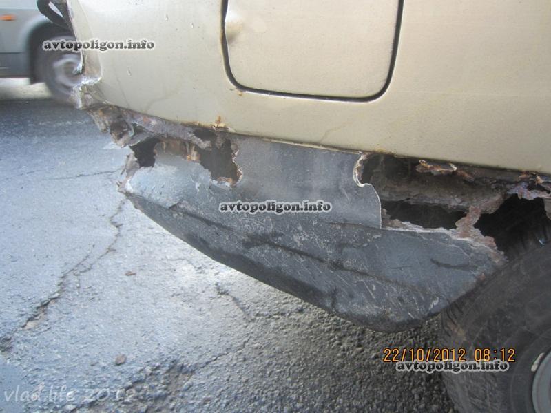 В Киеве BMW с объявлением о продаже разбился об столб