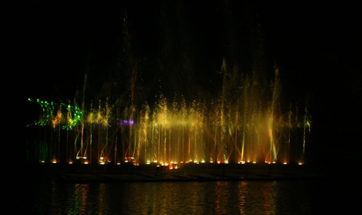 Танцующий фонтан в Киеве