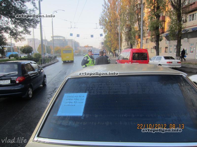 В Киеве BMW с объявлением о продаже разбился об столб