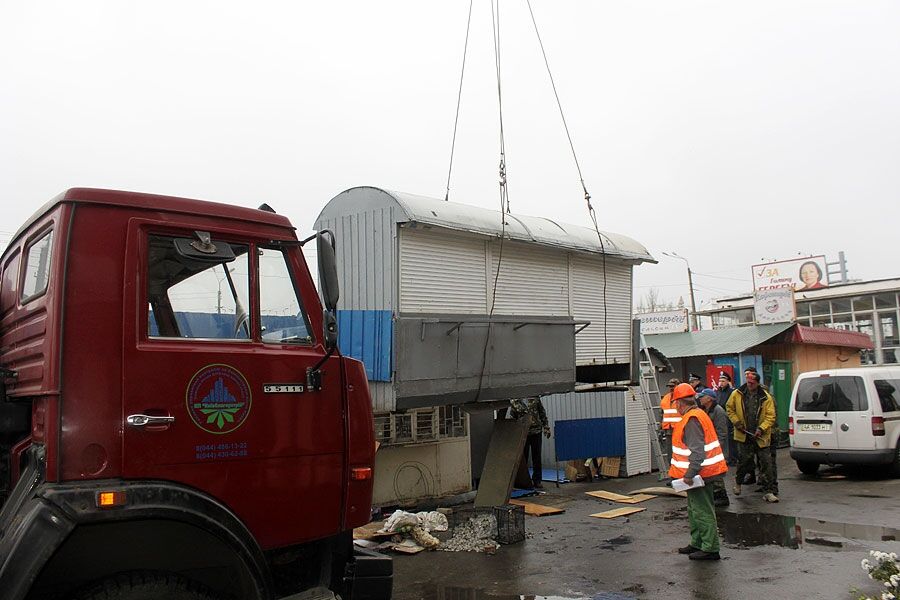 Возле метро "Черниговская" исчезают  МАФы