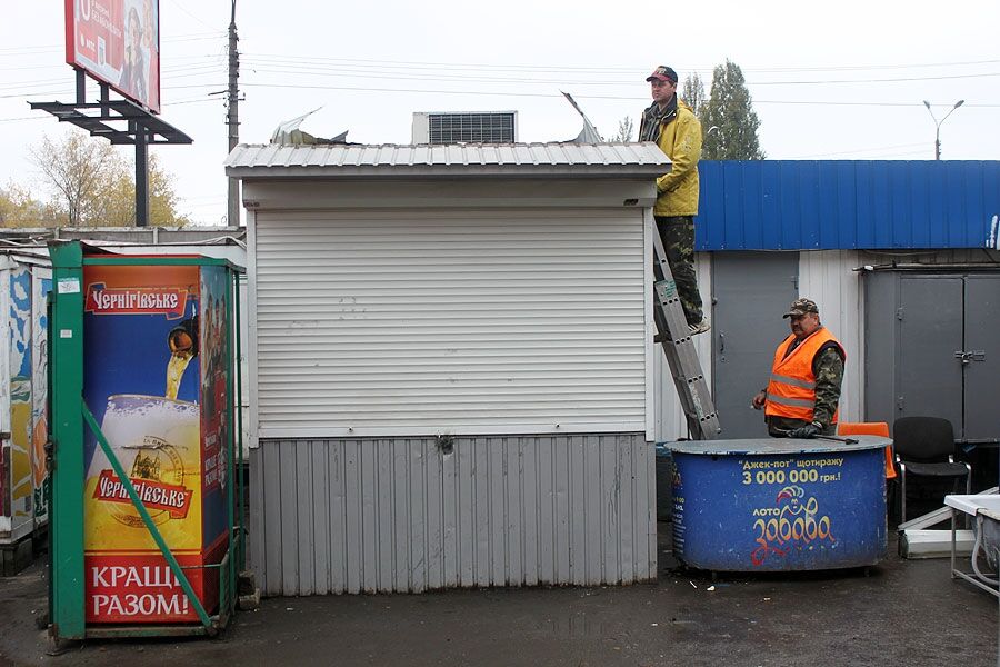 Возле метро "Черниговская" исчезают  МАФы