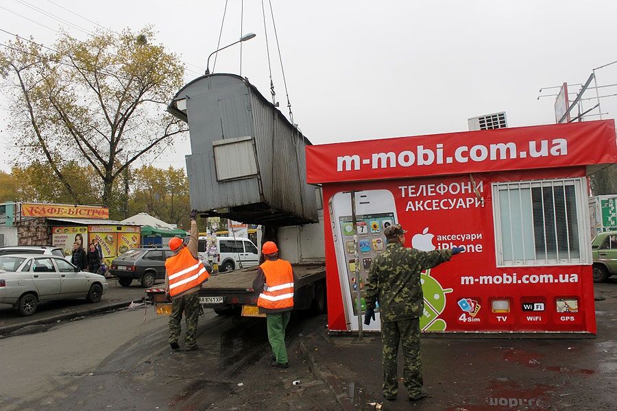 Возле метро "Черниговская" исчезают  МАФы
