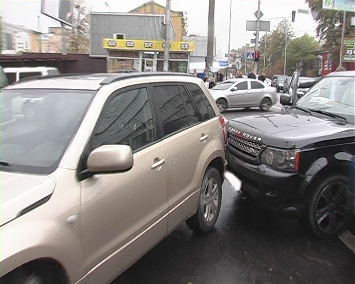 В Киеве женщина на джипе устроила крупное ДТП. Фото 