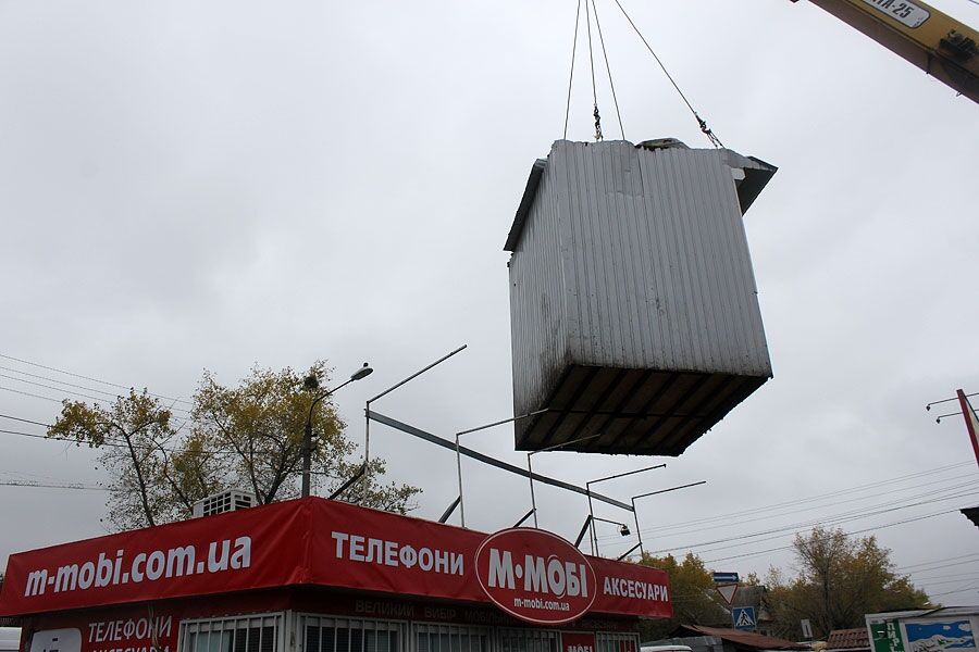 Возле метро "Черниговская" исчезают  МАФы