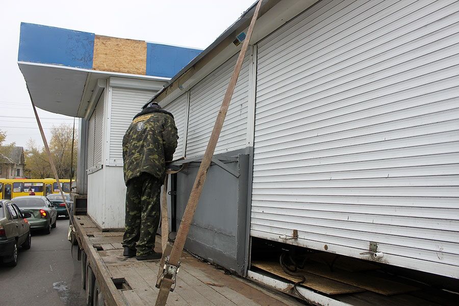 Возле метро "Черниговская" исчезают  МАФы