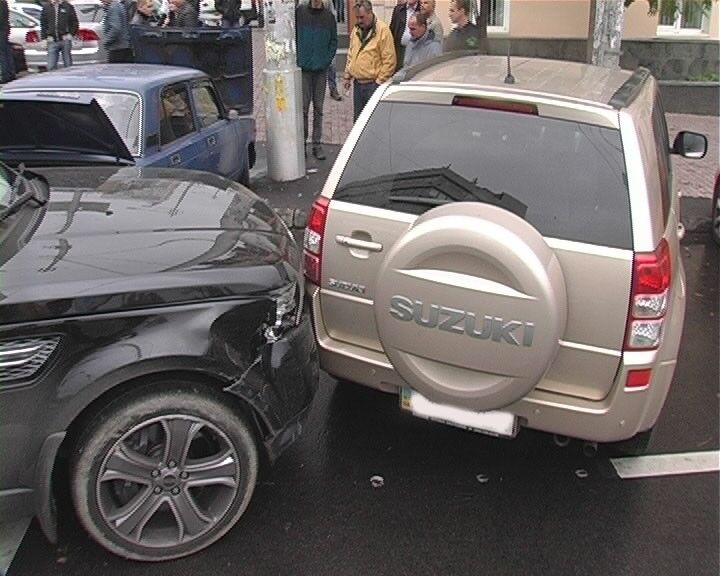 В Киеве женщина на джипе устроила крупное ДТП. Фото 