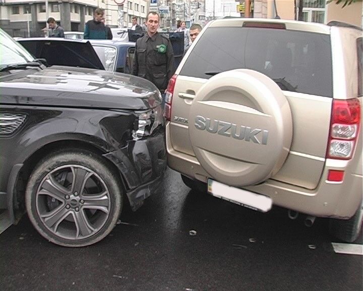 В Киеве женщина на джипе устроила крупное ДТП. Фото 