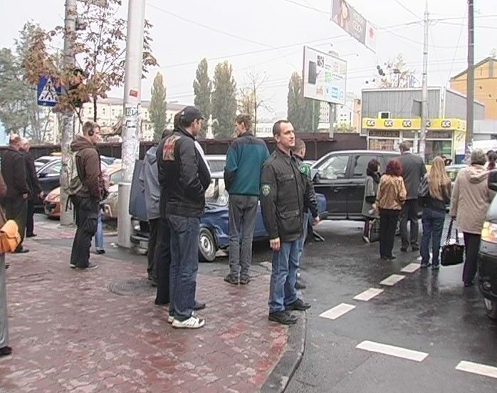 В Киеве женщина на джипе устроила крупное ДТП. Фото 