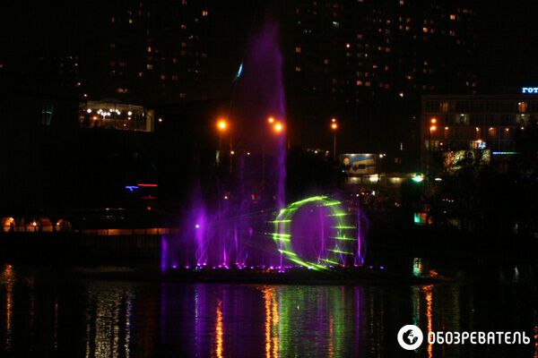 В Киеве накануне зимы открыли плавучий фонтан