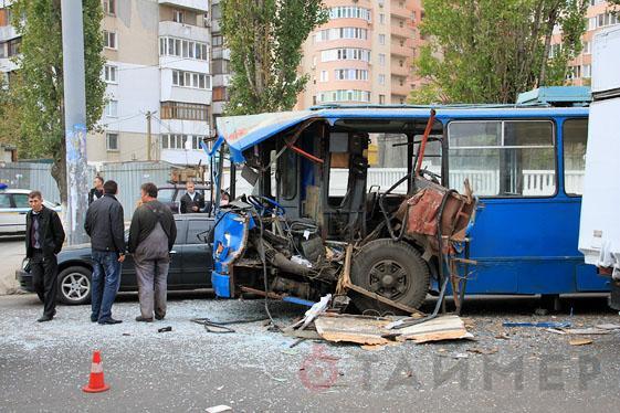 В Одессе фура снесла кабину троллейбусу – есть пострадавшие 