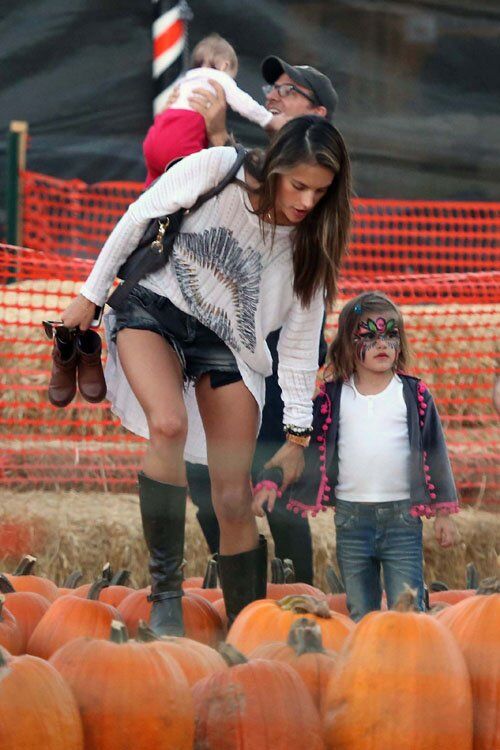 Амбросио провела дочь за тыквами. Фото