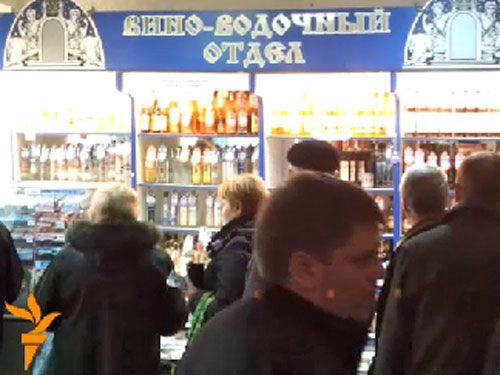 Алкогольная паника в Беларуси: люди скупают водку ящиками