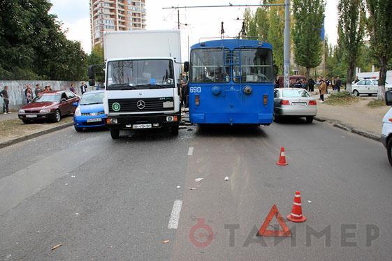 В Одессе фура снесла кабину троллейбусу – есть пострадавшие 