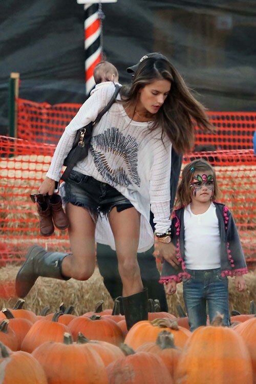 Амбросио провела дочь за тыквами. Фото