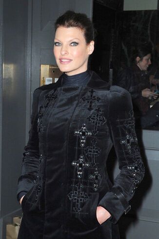 Звездные модницы отпраздновали открытие бутика Versace.  Фото