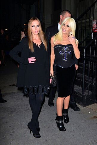 Звездные модницы отпраздновали открытие бутика Versace.  Фото