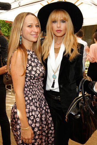 Звезды оценили перспективных дизайнеров вместе с Vogue. Фото