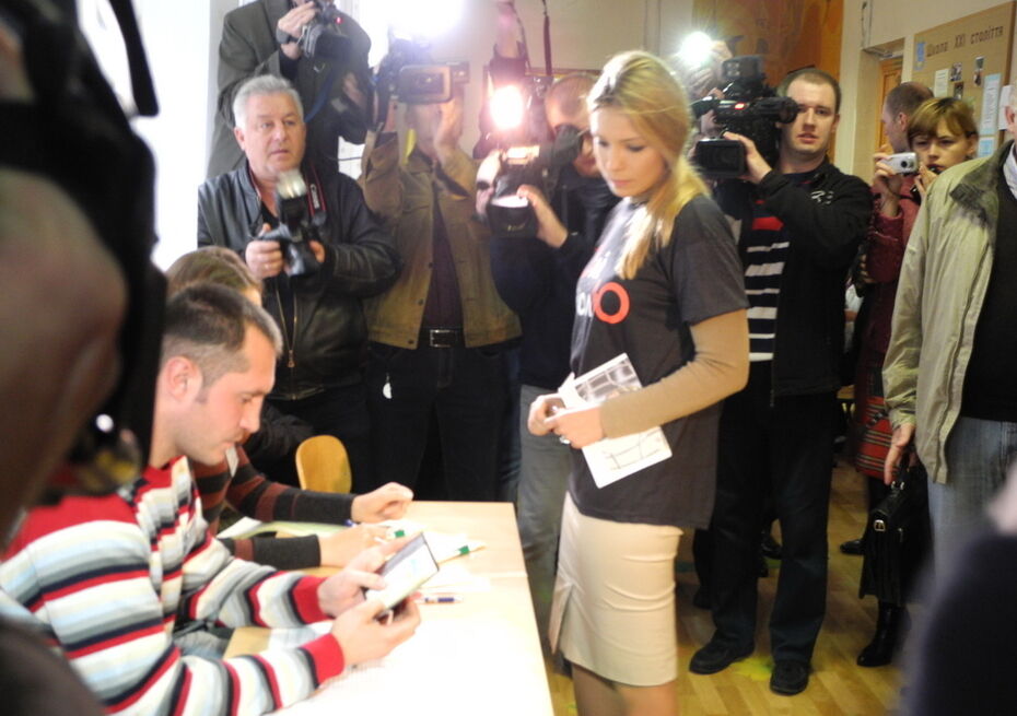 Дочь Тимошенко пришла на выборы в черном