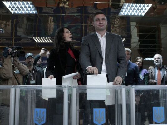 Кличко проголосовал и посоветовал избирателям брать деньги у кандидатов