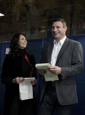 Кличко проголосовал и посоветовал избирателям брать деньги у кандидатов