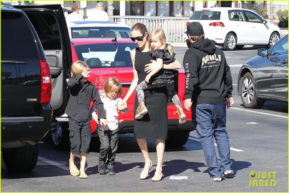 Анджелина Джоли купила детям костюмы к Хэллоуину. Фото